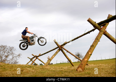 Essais Moto rider Steve Colley à Carswell Golf Club, Oxfordshire recréant Steve McQueen's célèbre saut à partir de la grande es Banque D'Images