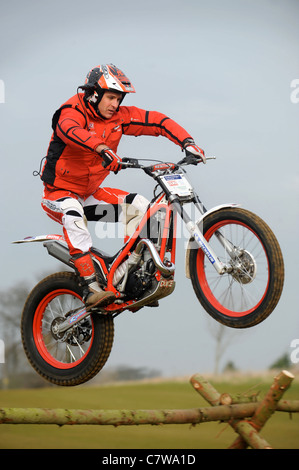 Essais Moto rider Steve Colley à Carswell Golf Club, Oxfordshire recréant Steve McQueen's célèbre saut à partir de la grande es Banque D'Images