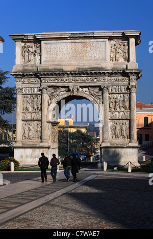 L'Italie, Campanie, Bénévent, Arco di Traiano, Trajan Arch Banque D'Images
