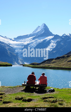 À côté de pique-nique avec la fille de Bachalp montagne et le glacier Supérieur de Grindelwald derrière, Oberland Bernois, Suisse Banque D'Images