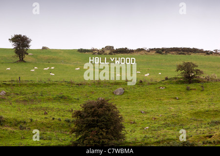 L'Irlande, Co Wicklow, Hollywood, village en bois peint blanc signe sur colline parmi les moutons Banque D'Images