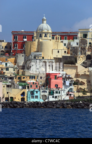 L'Italie, Campanie, Procida, Marina di Corricella et le dôme de Santa Maria delle Grazie sanctuaire Banque D'Images