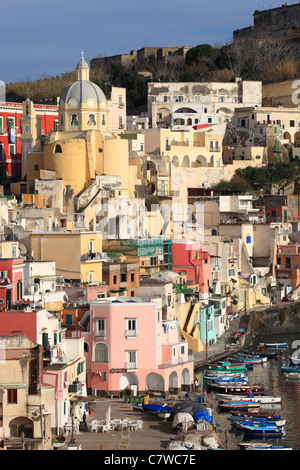 L'Italie, Campanie, Procida, Marina di Corricella et le dôme de Santa Maria delle Grazie sanctuaire Banque D'Images