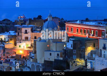 L'Italie, Campanie, Procida, Marina di Corricella et le dôme de Santa Maria delle Grazie sanctuaire au crépuscule Banque D'Images