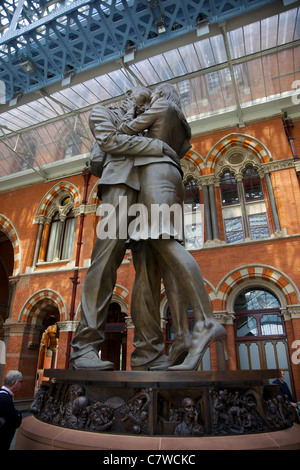 Le lieu de rencontre à statue de St Pancras International Station de train, Londres Banque D'Images
