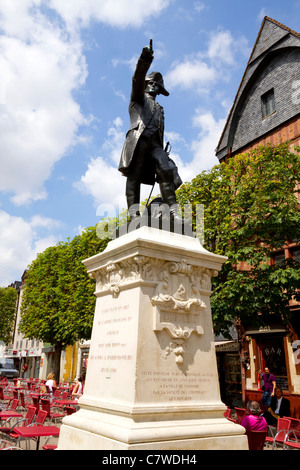 Vendôme statue de commandant en chef en français pose héroïque dans la place principale de la ville de Vendôme, dans la vallée de la Loire Banque D'Images