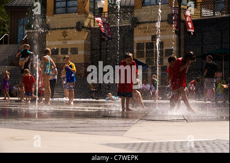 Les bébés jouer avec de l'eau - Gateway shopping centre à Salt Lake City Utah USA Banque D'Images