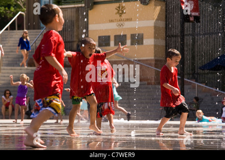 Les bébés jouer avec de l'eau - Gateway shopping centre à Salt Lake City Utah USA Banque D'Images