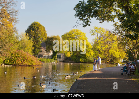 La rivière Wye, Bakewell, Peak District, Derbyshire, Angleterre, Royaume-Uni Banque D'Images