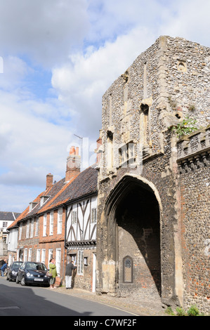 Peu de Walsingham Centre Village, montrant l'entrée en arche pour l'abbaye, Norfolk, Royaume-Uni, Septembre 2011 Banque D'Images