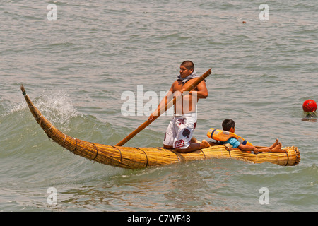 Huanchaco fameux caballitos de Totora, le Pérou, Amérique du Sud (embarcations traditionnelles de temps immémoriaux - environ 3000 ans) Banque D'Images