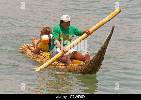 Huanchaco fameux caballitos de Totora, le Pérou, Amérique du Sud (embarcations traditionnelles de temps immémoriaux - environ 3000 ans) Banque D'Images