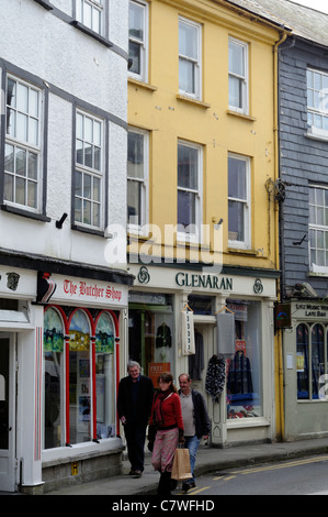 Personnes marchant shop shopping Street scene kinsale Cork Irlande Banque D'Images