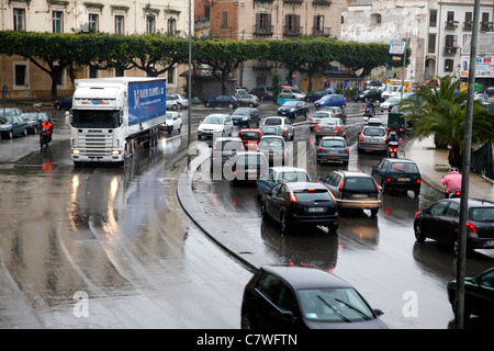 Route avec des embouteillages, les voitures et les camions sur un jour de pluie, Palerme, Sicile, Sicile, Italie Banque D'Images