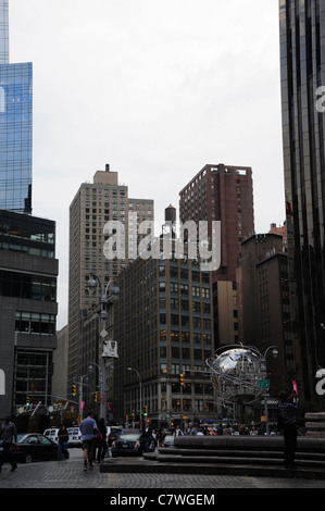 Voir l'automne humide globe acier inoxydable sculpture, Trump Plaza Hotel, en face de Columbus Circle, Broadway, Central Park West, New York Banque D'Images