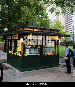 Man looking at Ferrara vert crème glacée café italien kiosque, Merchants' Gate Plaza, West Avenue, Central Park, New York City Banque D'Images