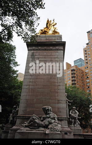 Ciel gris, sculpture dorée haut, statues en pierre, de la base de noms inscrits, les marins morts Monument du Maine, Central Park, New York City Banque D'Images