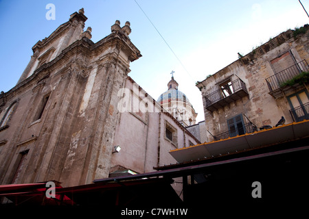 Dôme de l'église et la construction de près de Ballarò, Palerme, Sicile, Sicile, Italie Banque D'Images