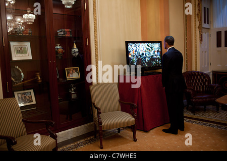 Le président Barack Obama observe un moniteur en Chambre Le Président John Boehner's Office de cérémonie au Capitole Banque D'Images