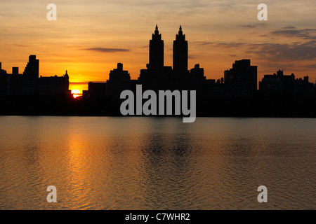 Coucher de soleil sur les bâtiments de la ville de New York, côté ouest vue depuis le réservoir de Central Park. Banque D'Images