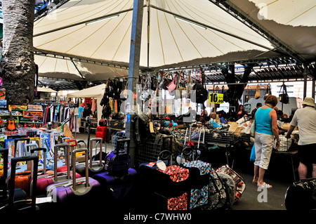 Consommateurs à la recherche de certains des choix de biens en vente sur le marché en plein air, Civitavecchia, Italie Banque D'Images