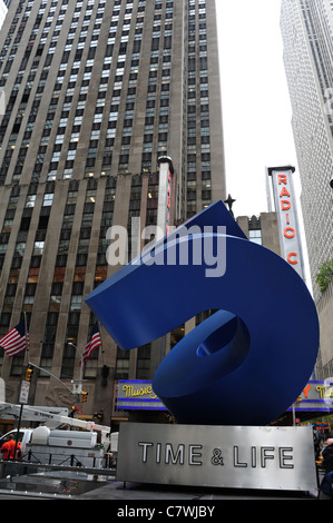 Portrait, vers le Radio City Music Hall, Time Life Sculpture Logo bleu Temps de la vie de trottoir, 5e Avenue, New York Banque D'Images