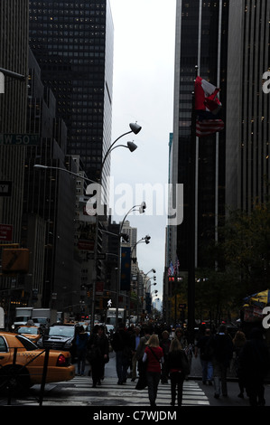 Matin d'automne street alley voir des lampadaires, des gratte-ciel, les voitures au sud le long de la 6ème Avenue, 50e Rue, New York Banque D'Images