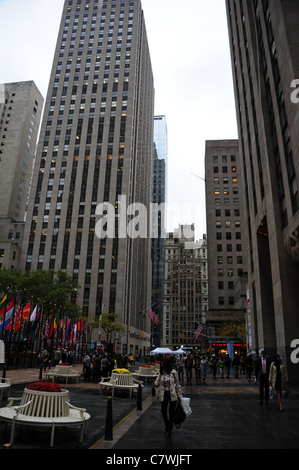 Portrait d'automne Rockefeller Plaza à hauteur des gratte-ciel et la 49e Rue, NBC News Studio, Rockefeller Center, New York City Banque D'Images