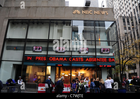 Les gens debout devant les fenêtres de verre de serpentins rouge news, NBC News Studio, 10 Rockefeller Center, 49th Street, New York City Banque D'Images