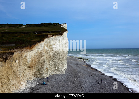 Les gens sur la plage au-dessous des falaises de craie à Urrugne , près de Eastbourne, East Sussex, Angleterre Banque D'Images