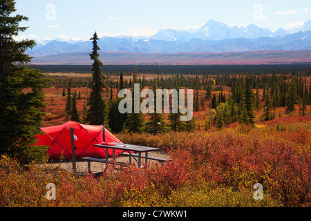 Tentes de camping du lac à l'émerveillement, le parc national Denali, en Alaska. Banque D'Images