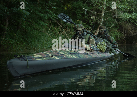 Navy SEALs naviguer les eaux dans un kayak pliant lors des opérations de guerre dans la jungle. Banque D'Images