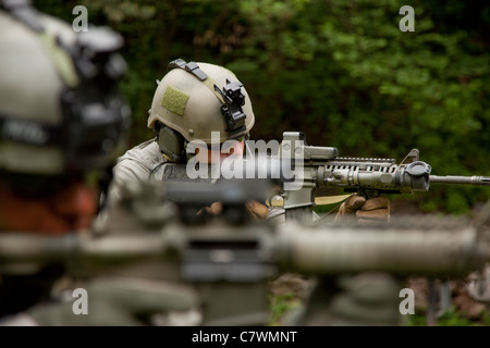 Des soldats des Forces spéciales américaines assurent la sécurité avec des fusils automatiques. Banque D'Images