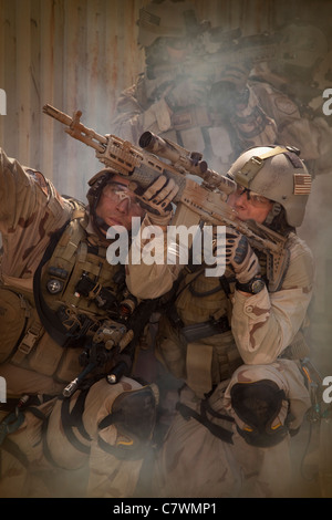 Parachutistes CSAR de l'US Air Force au cours d'une scène de combat. Banque D'Images