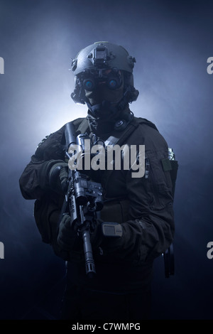 Soldat des forces d'opérations spéciales équipées de la vision de nuit et une arme automatique. Banque D'Images