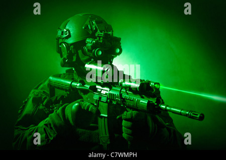 Soldat des forces d'opérations spéciales équipé de la vision nocturne et un fusil d'assaut HK416. Banque D'Images