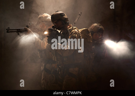 Parachutistes CSAR de l'US Air Force au cours d'une scène de combat. Banque D'Images