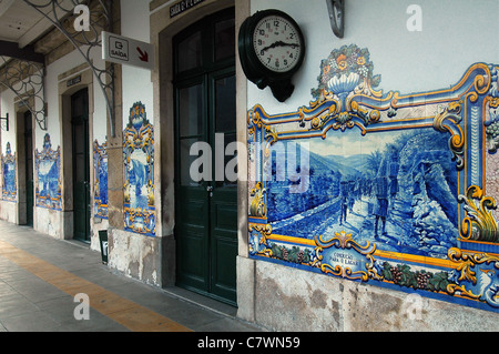 Des tuiles azulejos figuratives peintes à la main représentant des scènes de la récolte du vin décorent la gare le long de la ligne Douro dans le village de Pinhao dans la vallée du Douro au nord du Portugal Banque D'Images