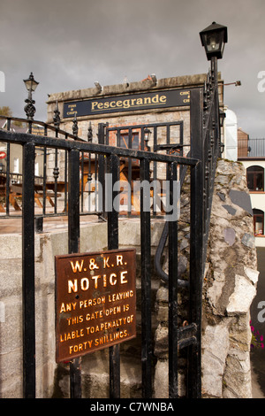 L'Irlande, Co Wicklow, Aughrim, ancienne voie ferrée historique signe sur gate Banque D'Images