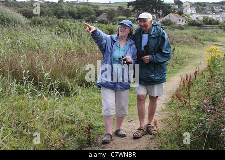 L'observation des oiseaux ; Couple ; Cornwall Marazion Banque D'Images