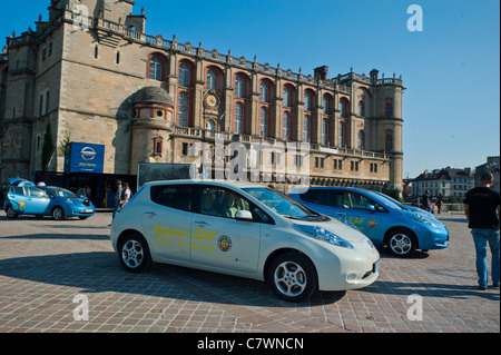 Paris, France, la Nissan LEAF Voitures électriques sur l'écran à Saint Germain-en-Laye, à l'avant du château français Banque D'Images