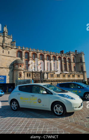 Paris, France, Nissan Leaf voitures électriques à vendre EV, en exposition à Saint Germain-en-Laye, façade du château français, vue de côté Banque D'Images