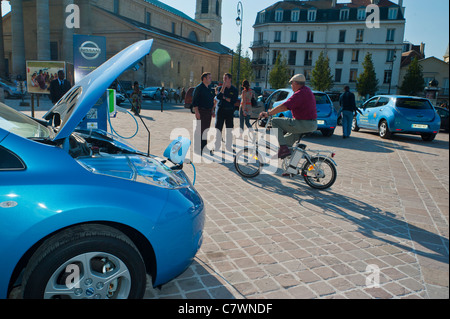 Paris, France, Nissan Leaf voiture électrique exposée, sur la place de la ville à Saint Germain-en-Laye, Boot Open, batterie Street Scene Cycling, paris innovation moderne, rue Paris dans la journée Banque D'Images