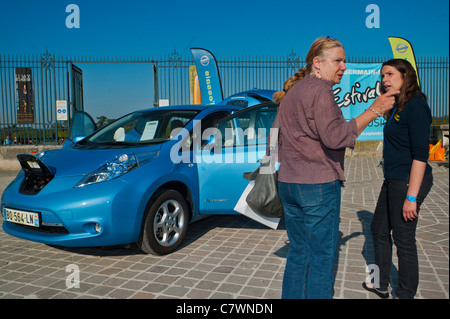 Banlieue parisienne, France, femme regardant Nissan Leaf, voitures électriques de ville à vendre en exposition à Saint Germain-en-Laye, france produits finis, innovation moderne de paris, marketing de voitures vertes Banque D'Images