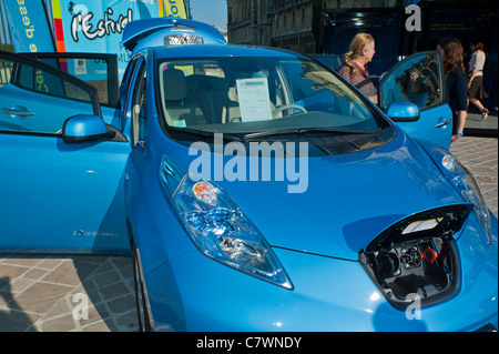 Banlieue parisienne, France, Femme regardant la voiture électrique Nissan Leaf exposée à Saint Germain-en-Laye, place de la ville, paris innovation moderne Banque D'Images