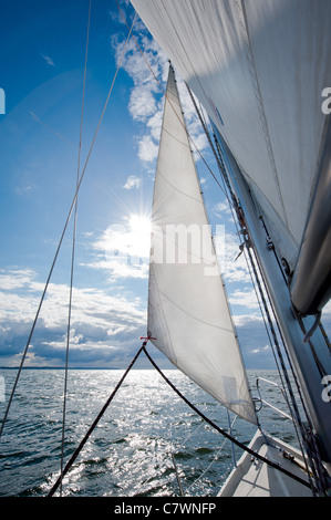 Vue sur le soleil de voilier. Banque D'Images