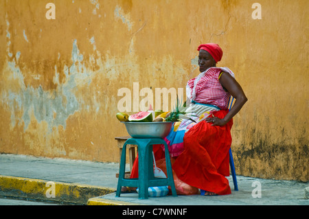 Femme non identifiée Palenquera fruits vente à Carthagène en Colombie, le 21 décembre 2010, sont une Palenqueras descendan africaine unique Banque D'Images