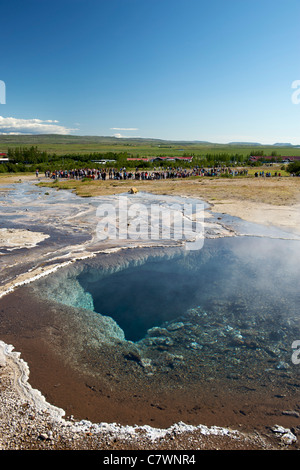 Les piscines thermales à Geysir dans sud-ouest de l'Islande. Banque D'Images