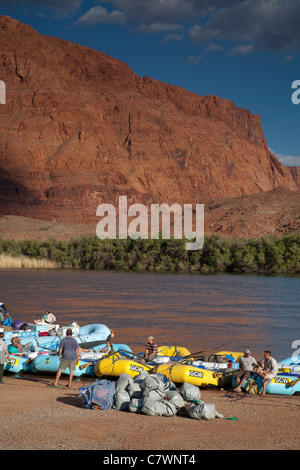 Combles prêts à lancer sur le fleuve Colorado à Lee's Ferry en Arizona Banque D'Images