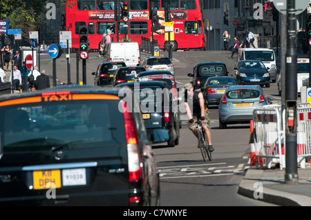 La congestion du trafic à Londres, Angleterre Banque D'Images